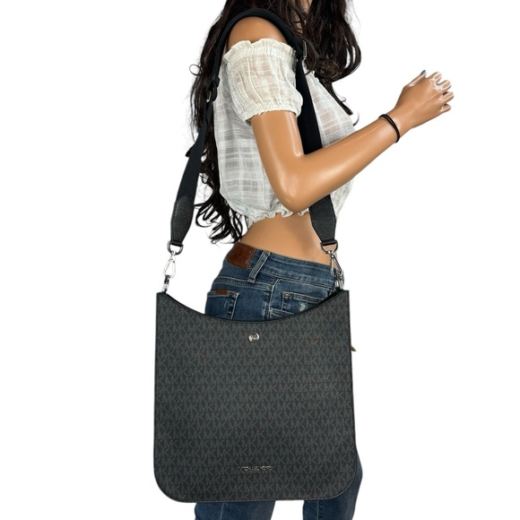 Michael Kors Briley Large Messenger Bag MK Black - Picture 3 of 16